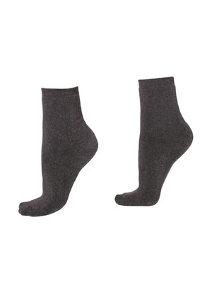 Pár tmavě šedých kotníkových ponožek zobrazených z bočních úhlů na bílém pozadí.