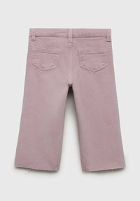 Lila jeans culottes s srednjim pasom, z dvema zadnjima žepoma, ravnimi nogami in razcepljenim robom. Gladka tekstura.