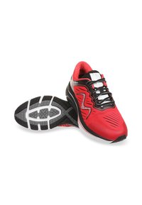 Des chaussures de course rouges et noires avec une tige texturée, un design à motifs, une semelle blanche contrastante et des lacets. Elles disposent d'un intérieur rembourré.