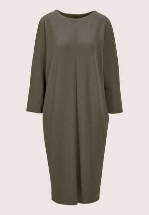 Locker sitzendes olivgrünes knielanges Kleid mit 3/4-Ärmeln und Rundhalsausschnitt vor einfarbigem Hintergrund.