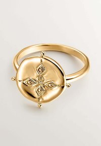 Anillo de oro con un diseño redondo y pulido que presenta un patrón floral central y cuatro pequeños detalles decorativos alrededor de la banda.