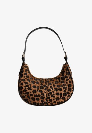 Bolso de mano con estampado de leopardo, hecho de un material de piel suave, con forma curvada, asa de cuero negro y detalles de costura sutiles en la parte frontal.