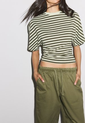 Stradivarius, RELAXED FIT POPLIN BERMUDA SHORTS - Shorts - khaki