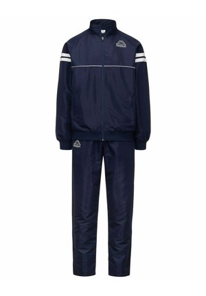 Tuta navy realizzato in un tessuto liscio e lucido; presenta una giacca con zip e strisce bianche e pantaloni coordinati, entrambi con elementi che riportano il logo.