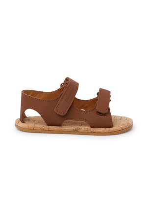 Braune Leder-Sandale mit zwei verstellbaren Riemen, Korkfußbett und ausgeschnittenen Seiten; hat eine flache Sohle und eine glatte Textur.