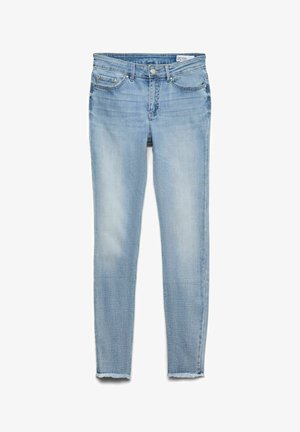 Lyseblå denim skinny jeans med frynset kant, forlommer og lynlås foran. Stoffet har en subtil falmet effekt og en glat tekstur.