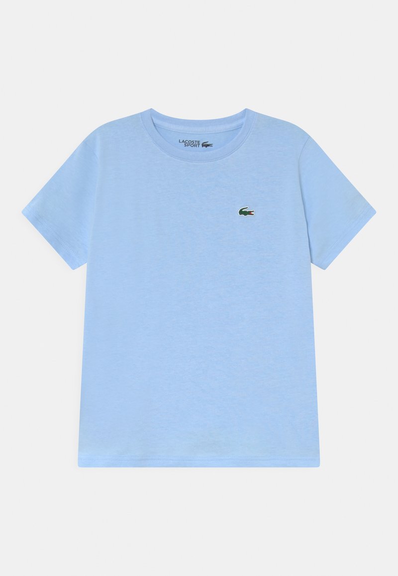 T-shirt en coton bleu clair à manches courtes, col rond, avec un petit logo crocodile vert de Lacoste sur la poitrine gauche.