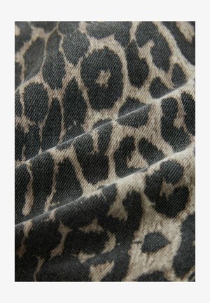 Leopardprint stof met zwart en beige tinten; heeft een gestructureerd oppervlak en variërende patroon vormen.