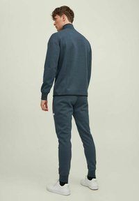 Jack & Jones JPSTWILL AIR PANTS - Spodnji deli trenirk - orion blue