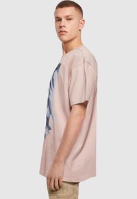 Upscale by Mister Tee 4 AM OVERSIZE TEE - T-shirt imprimé - pink