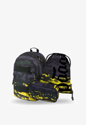 Set di zaini che include uno zaino grande con un motivo nero e giallo, un astuccio cilindrico e una borsa con cordino, tutti realizzati in tessuto resistente.