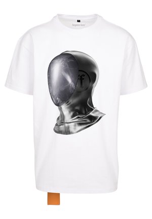 Hvid t-shirt med en sort grafik af en hætteklædt figur. Designet inkluderer en glat tekstur på hætten og et fremtrædende logo.