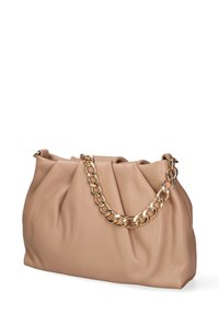 Borsa in pelle beige con design arricciato e una corta maniglia in catena dorata lucida su sfondo bianco.
