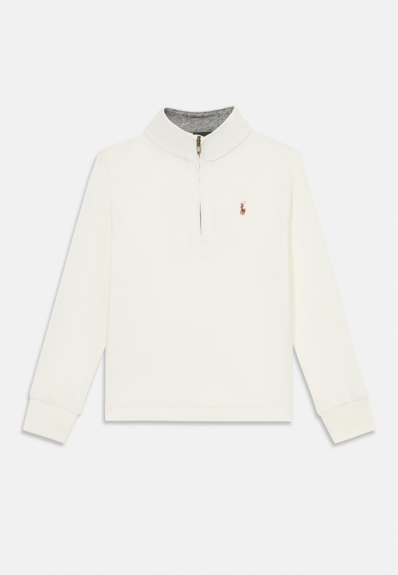 Fehér, hosszú ujjú pulóver magas nyakkal, fél cipzáros elejével és szürke belső béléssel. Kicsi hímzett logó található a mellkason.