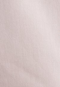 Lichtroze stof met een ruitvormig gaaspatroon, een gladde textuur, gelijkmatig verdeelde kleine diamanten en een subtiele glans.