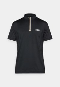 Svart kortärmad polo med halvdragkedja och en vit "BOSS"-logotyp på vänster bröst. Slät, andningsbar tyg.