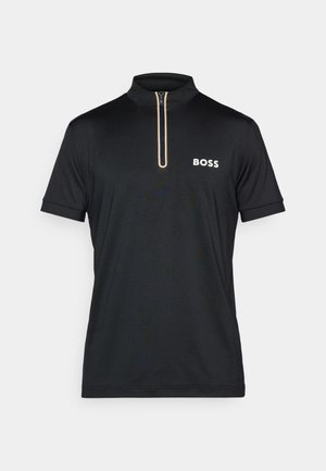 Sort kortærmet polo skjorte med en halv-lynlås krave og et hvidt "BOSS" logo på venstre bryst. Glat, åndbart materiale.