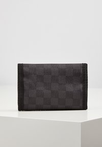 Portafoglio in tessuto nero con un motivo geometrico testurizzato. Il design pieghevole presenta bordi cuciti e una forma rettangolare compatta.