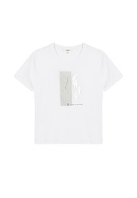 Hvid bomulds T-shirt med korte ærmer, der har en tekstureret sølv rektangulær grafik og stiliseret sort tekst på fronten.