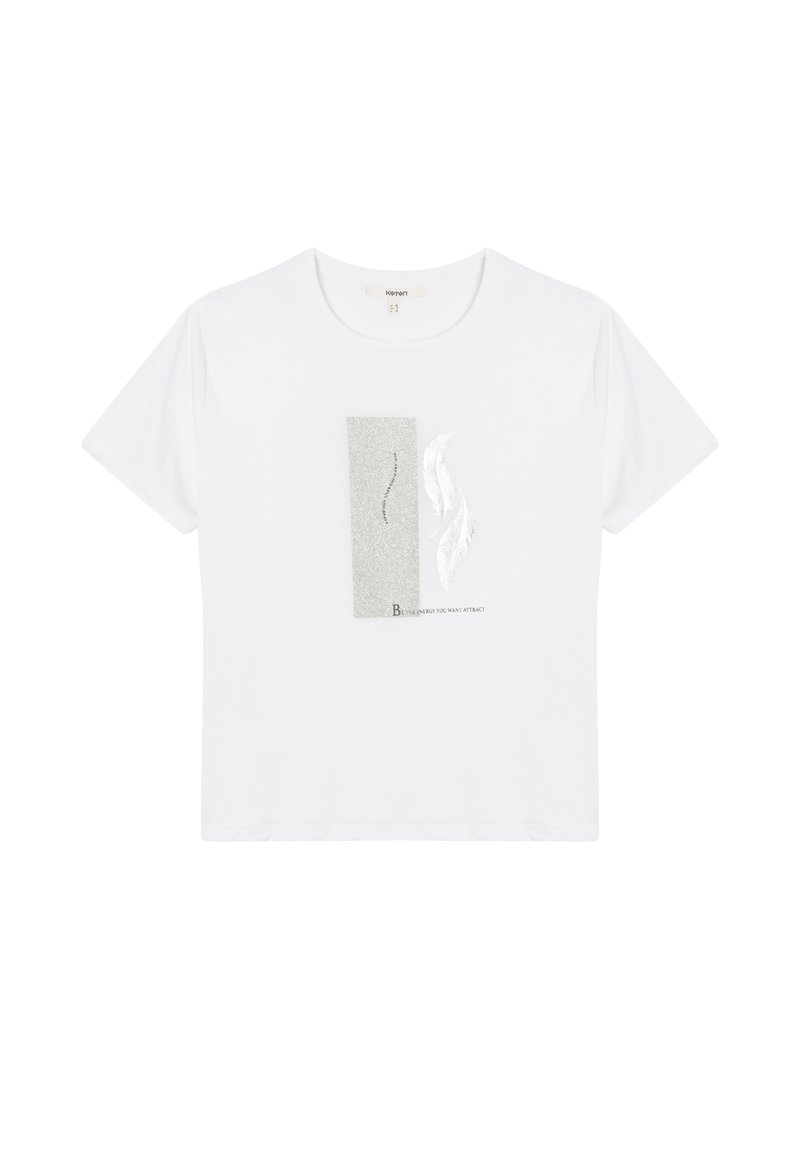 Hvid bomulds T-shirt med korte ærmer, der har en tekstureret sølv rektangulær grafik og stiliseret sort tekst på fronten.