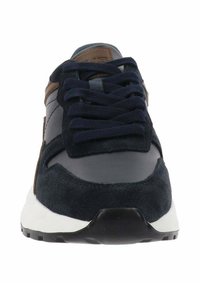 Sneaker blu navy con tomaia in suede e pelle, caratterizzata da una intersuola bianca, suola di gomma scura e lacci piatti blu navy.