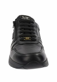 Sneaker in pelle nera con punta arrotondata, lacci prominenti e zip laterale. Caratterizzato da dettagli in logo dorato e accenti testurizzati. Suola in gomma.