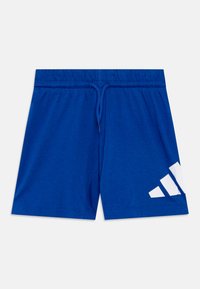 Pantaloni corti blu in cotone con vita elastica, dettaglio del cordino e grande logo bianco del marchio sul lato destro in basso.