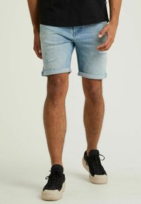 CHASIN' - EGO.S CANNES - Jeansshort - light blue Miniatuurafbeelding 1