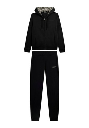 Felpa nera con zip e cappuccio foderato in stampa leopardata, abbinate a pantaloni jogger neri con piccoli loghi "FREDDY".