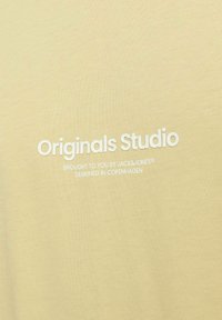 Jack & Jones JORVESTERBRO CREW NECK - Trükipildiga T-särk - italian straw