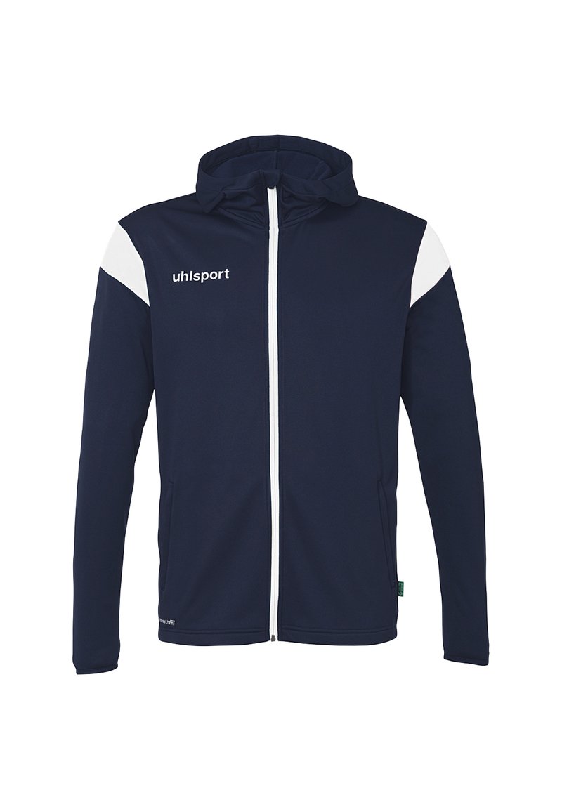 Veste zippée bleu marine avec des accents blancs sur les épaules, conception à capuche, fabriquée en tissu doux, avec un logo sur la poitrine et des poches latérales.