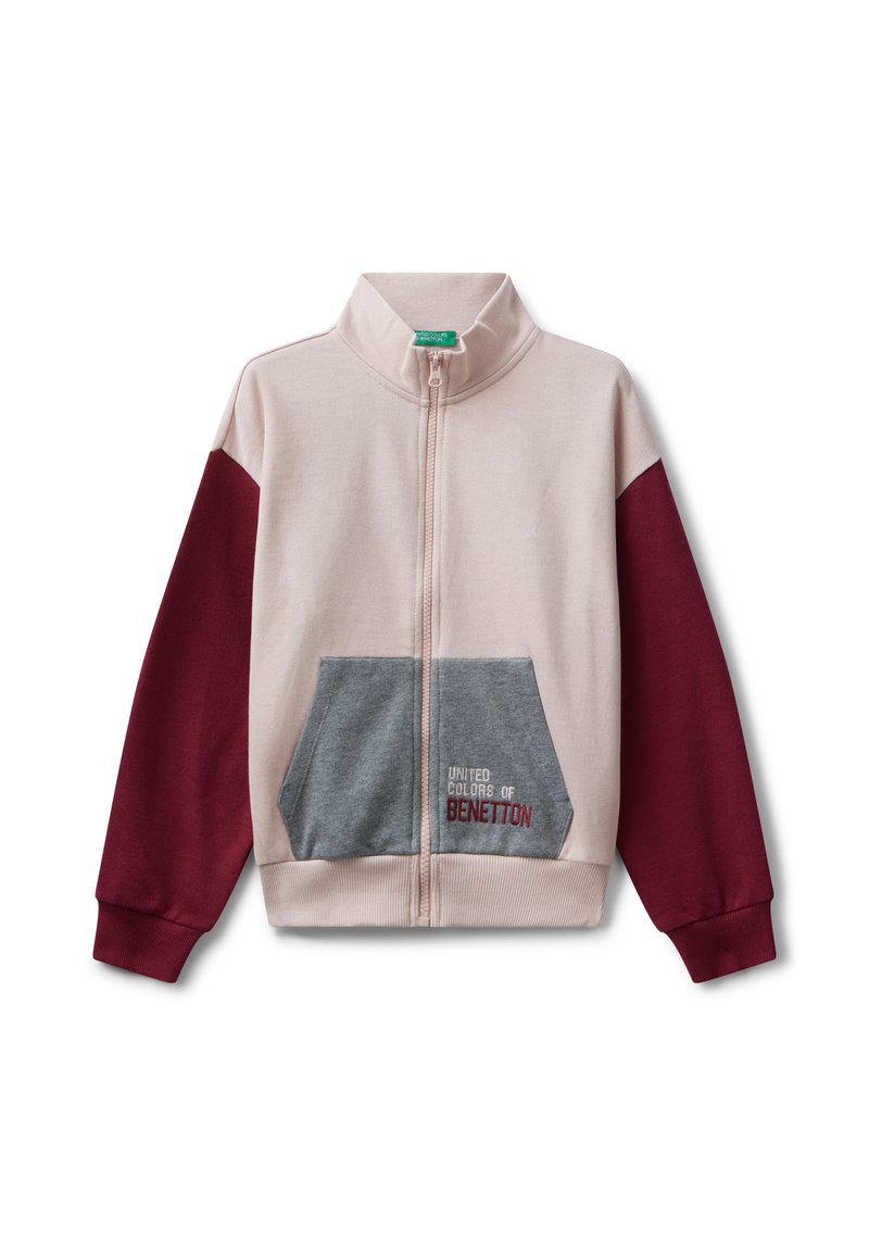 Giacca con zip di un rosa chiaro, maniche bordeaux e tasca grigia. Presenta il logo ricamato “United Colors of Benetton” sulla tasca.