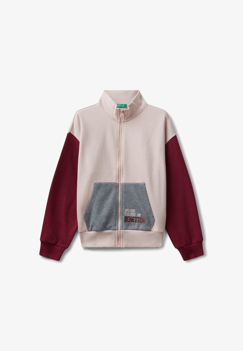 Giacca con zip di un rosa chiaro, maniche bordeaux e tasca grigia. Presenta il logo ricamato “United Colors of Benetton” sulla tasca.