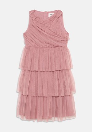 Mouwloze dusty pink tiered tulle jurk met ruches over de borst en een gelaagde geplooide rok, ritsluiting aan de achterkant.