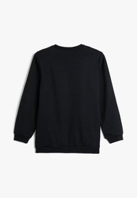 Czarny długi rękaw crewneck sweatshirt widoczny od tyłu z ściągaczami przy mankietach i u dołu na białym tle.