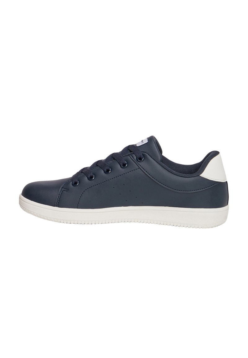 Sneakers blu navy con sottopiede sintetico liscio, dettagli bianchi sul tallone, design con sei occhielli per lacci e suola in gomma testurizzata.