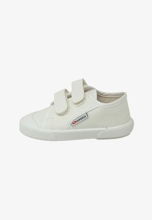 Scarpa in tela bianca per bambino con due strisce in velcro e suola in gomma, con piccolo logo Superga sul lato.