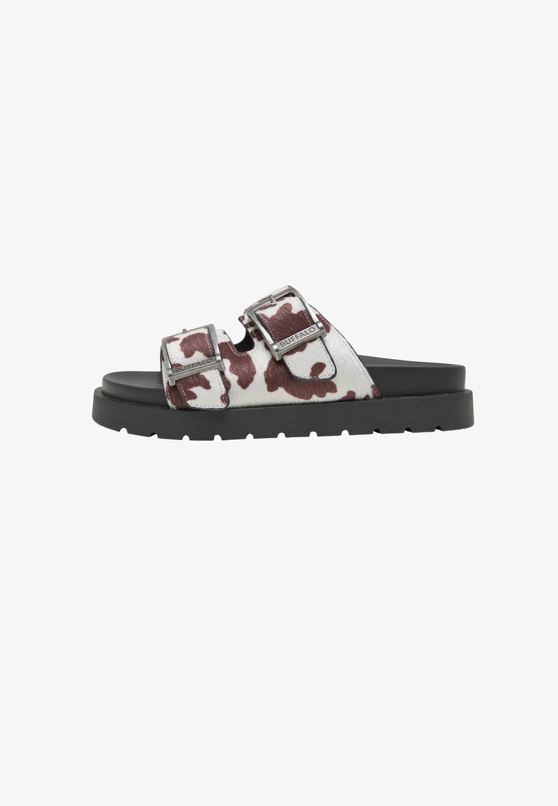 Sandales à glissière marron et blanche à motif avec deux boucles argentées réglables, tige texturée et semelle en caoutchouc noir. Design simple et moderne.