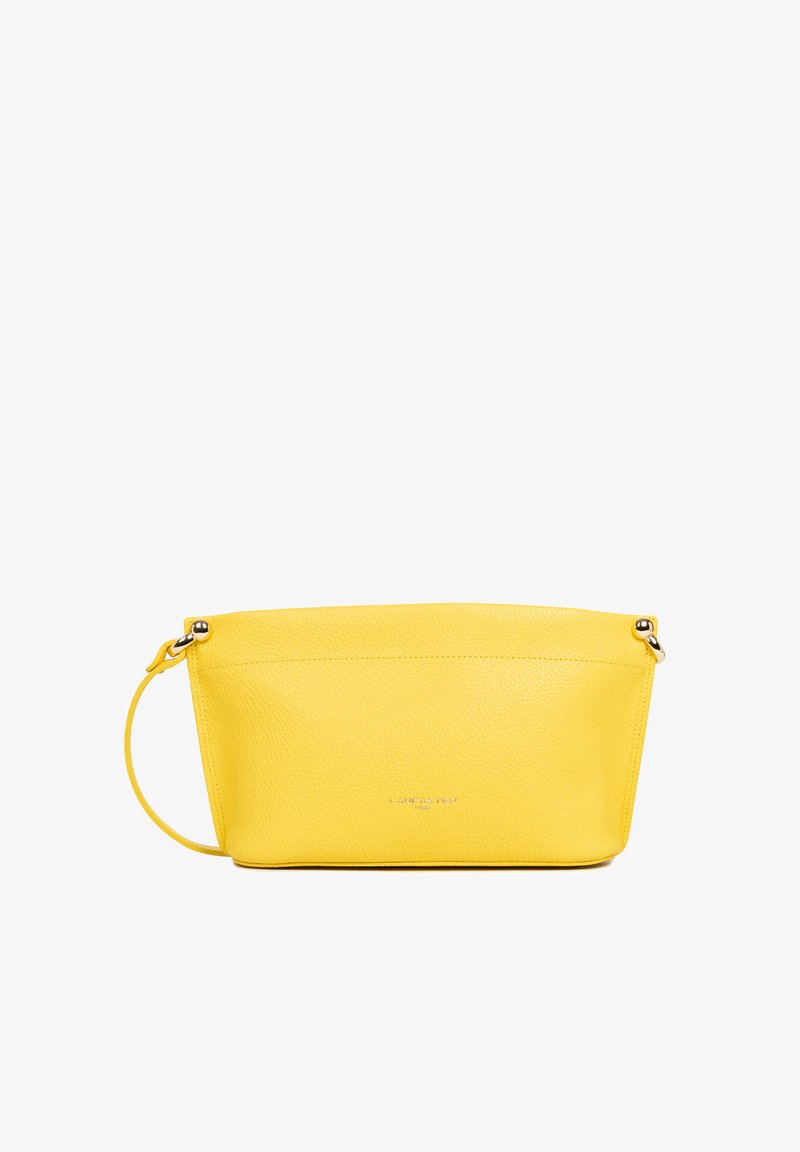 Sac bandoulière en cuir jaune avec une finition texturée, fermeture à glissière et un bracelet. Présente un logo discret à l'avant.