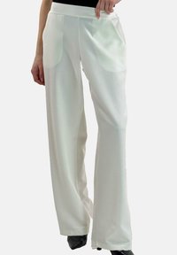 Hvide bukser med vide ben og en glat tekstur, med sidelommer og en tætsiddende talje, designet til en afslappet pasform.