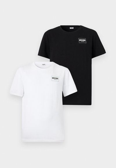 Σετ από δύο μπλουζάκια με στρογγυλή λαιμόκοψη, ένα μαύρο και ένα λευκό, καθένα με μικρό λογότυπο "Moschino Active" στο πάνω αριστερό μέρος του στήθους.