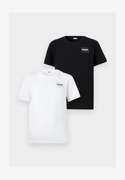 Σετ από δύο μπλουζάκια με στρογγυλή λαιμόκοψη, ένα μαύρο και ένα λευκό, καθένα με μικρό λογότυπο "Moschino Active" στο πάνω αριστερό μέρος του στήθους.