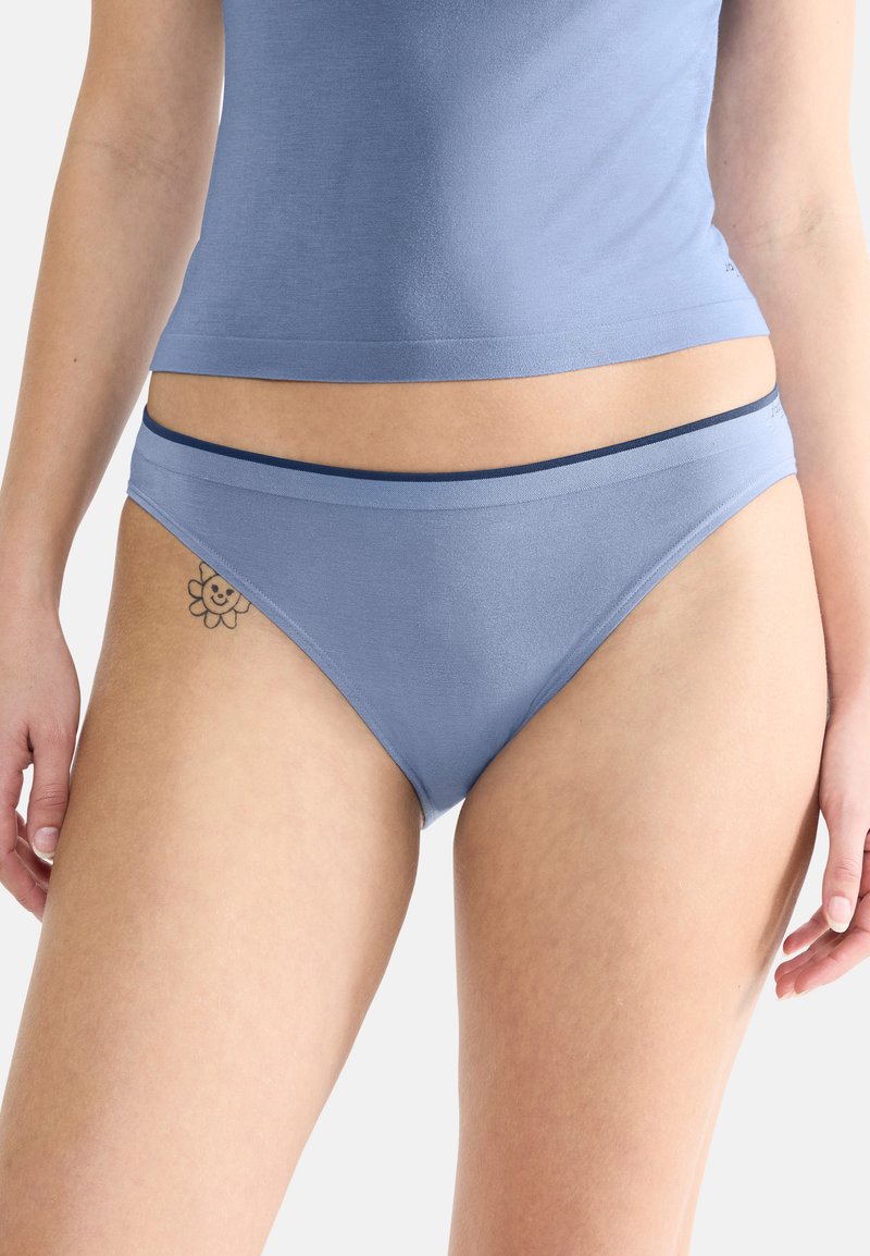Jasnoniebieskie bawełniane majtki hipstery z kontrastującą granatową taśmą, charakteryzujące się gładką teksturą i prostym, bezszwowym wzornictwem.