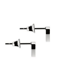 Silberne Ohrstecker mit einem ausgestellten Design. Glatte Oberfläche mit quadratischer Rückseite für sicheren Halt. Reflexionsbeschichtung hebt die Details hervor.