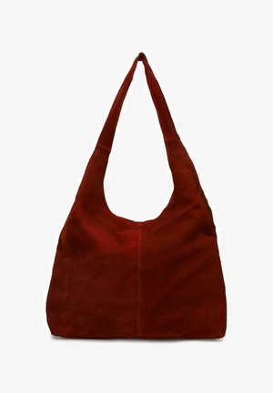 Rode suède hobo-tas met een brede, gebogen opening. Zachte textuur, geen zichtbare metalen of patronen, en een enkele lange schouderriem.