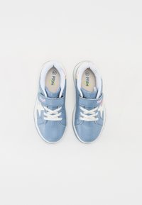 Sneakers per bambini blu in tessuto con lacci bianchi, un cinturino in Velcro e un design a stella di lato. Imbottitura attorno alla caviglia e accenti colorati.