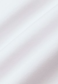 Biały materiał o gładkiej, teksturowanej powierzchni, z delikatnym prążkowanym wzorem. Materiał wydaje się lekki i elastyczny.