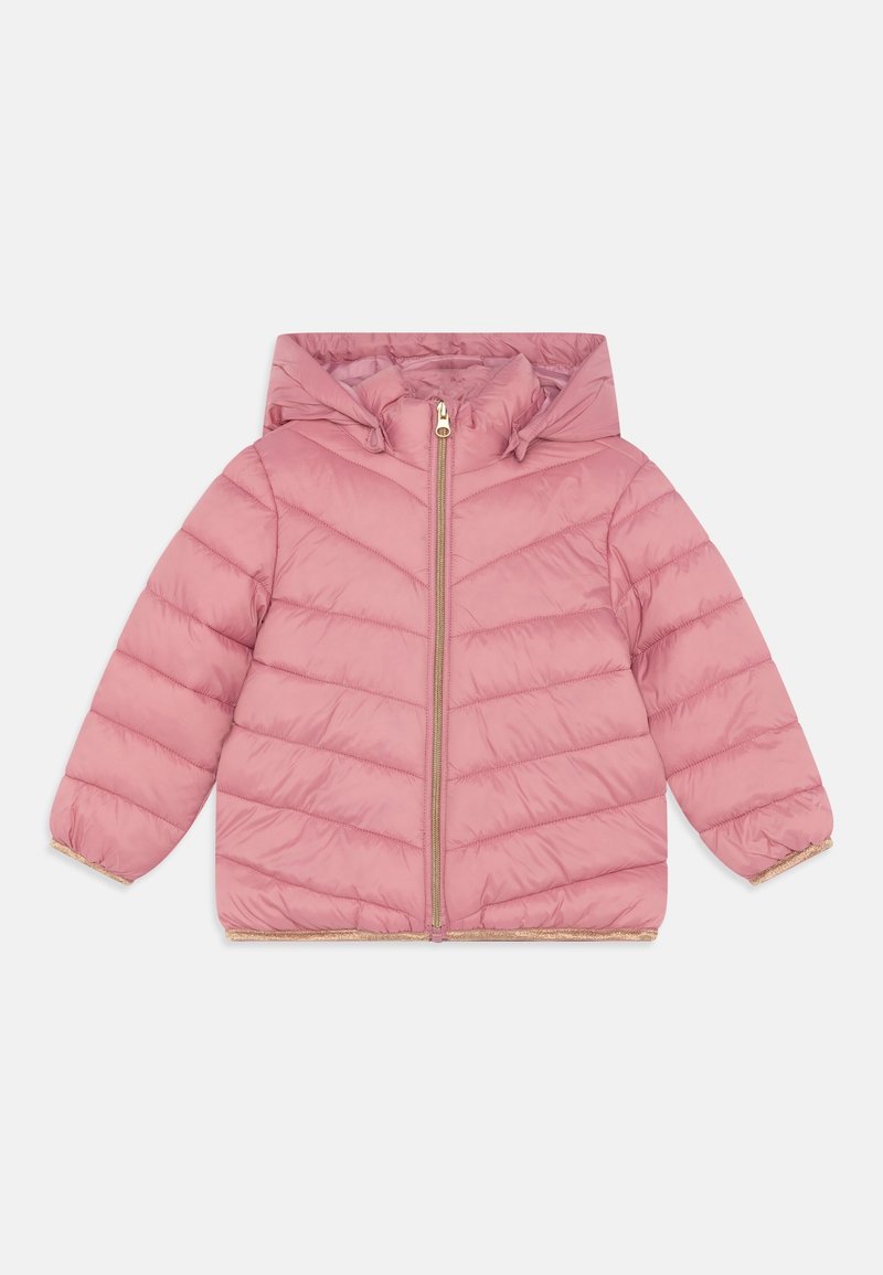 Veste rembourrée rose avec capuche, ornée d'un motif matelassé, d'une fermeture éclair dorée et de poignets élastiques. Texture douce avec un design chaud.
