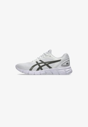 Witte sport sneaker met zwarte logo strepen, bovenkant van mesh, gevoerde zool en "GEL" label op de hiel, zijkant gezien op witte achtergrond.