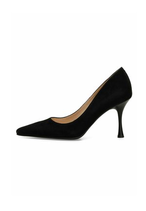 Pump nera in suede con tacco alto, punta affusolata, silhouette elegante e sottile tacco a stiletto curvo. Foderatura interna liscia.